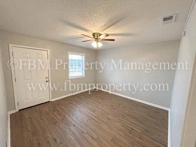 Foto del edificio - 330 W College St