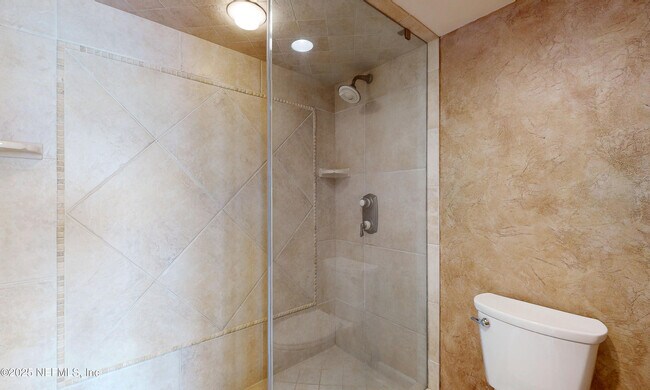 Building Photo - 2100 Ocean Dr S