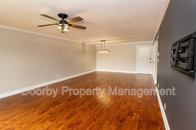 Building Photo - 568 River St