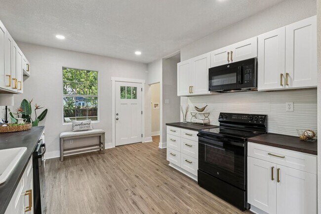 Building Photo - 1119 W Huisache Ave