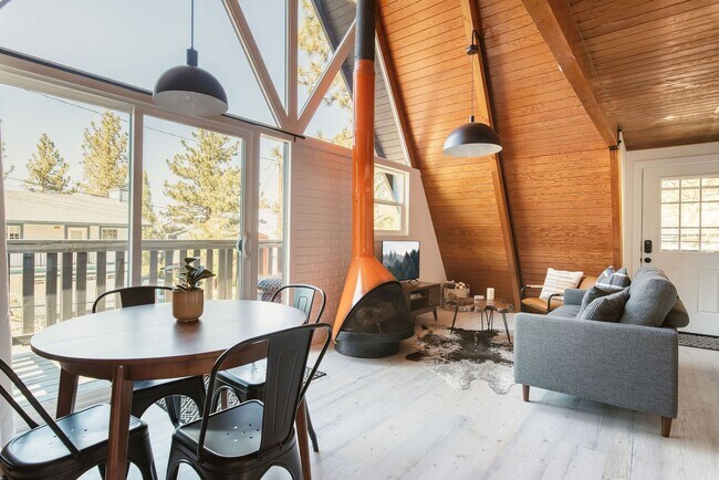 Foto del edificio - Fully Furnished Modern Mountain Cabin in Wrightwood 2 bedroom 1 bath