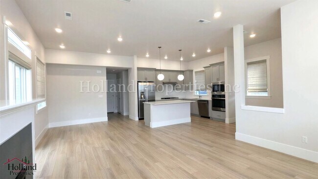 Building Photo - 3 Bedroom | 2.5 Bath Luxury Home Near Progress Ridge