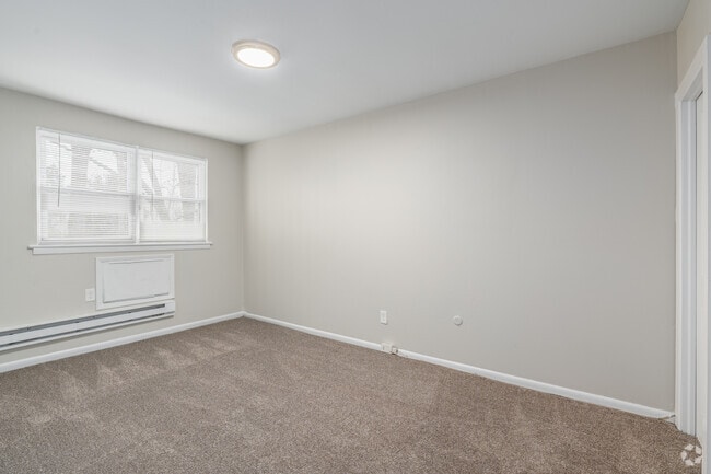 2BR, 1BA - 775SF - Bedroom - Park Run Apartments