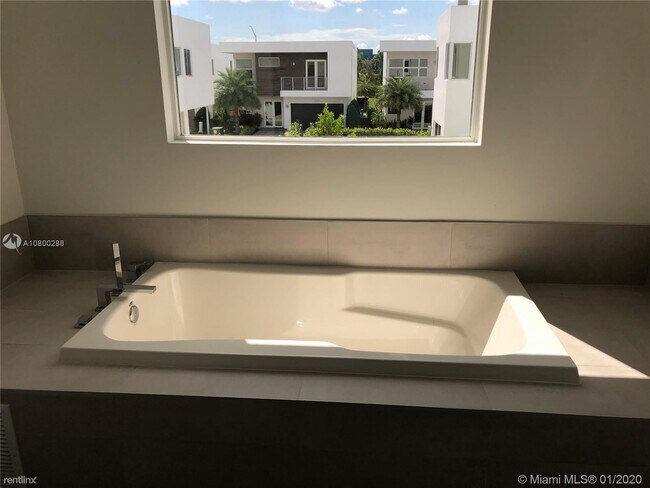 Foto del edificio - 5 br, 5 bath  - 9776 NW 75th St