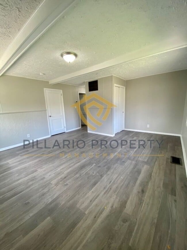 Building Photo - Updated, 2 Bedroom/1 Bathroom, Atomic Ranc...