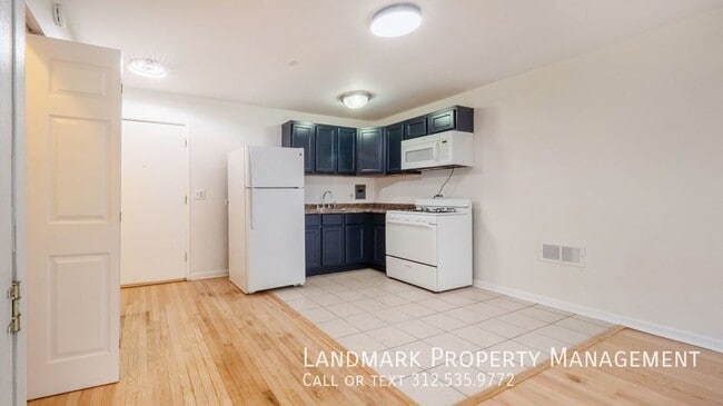 Building Photo - 2401 W Balmoral Ave