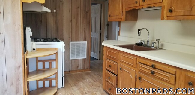 Building Photo - 103 Buttonwood St