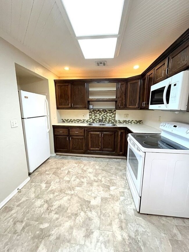 Building Photo - Cute 2 Bed 1.5 Bath in Bethany