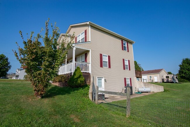 Building Photo - 650 Farmington Dr