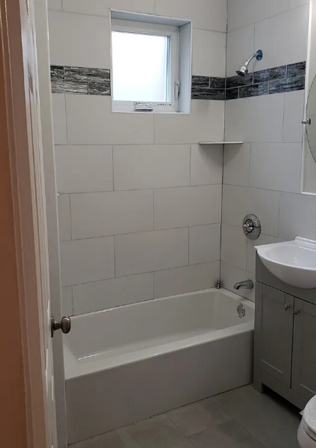 Foto del edificio - Kelton 4 bed