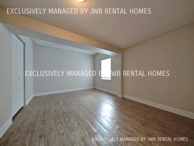 Building Photo - 653 Melba St