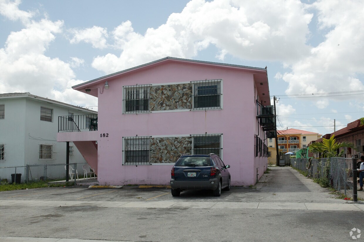 Foto del edificio - 182 W 8th St
