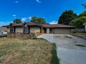 Building Photo - 2315 W Village Ln