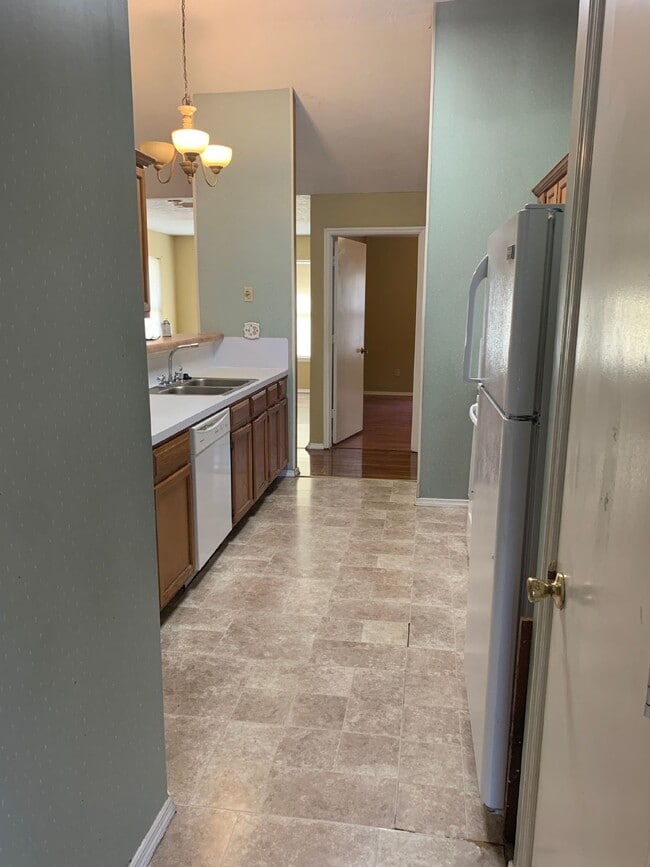 Building Photo - "Spacious 3-Bedroom Oasis with 2 Full Bath...