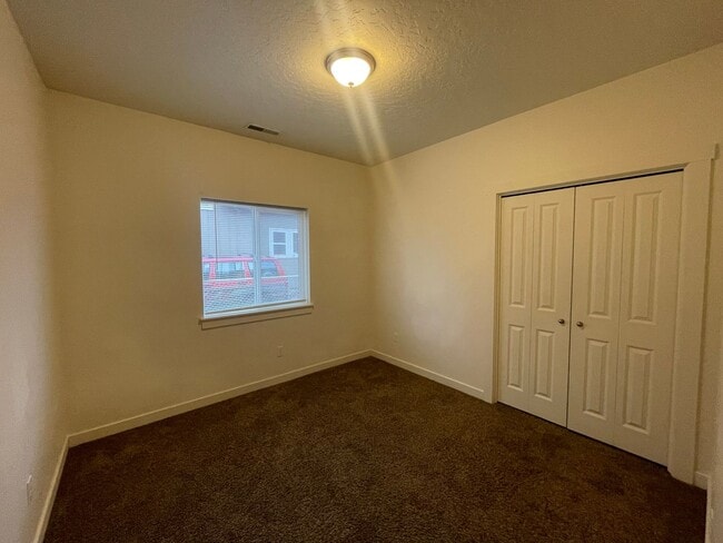 Building Photo - Cute Duplex
