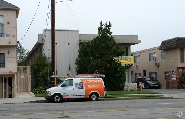 Foto del edificio - 5926 Woodman Ave