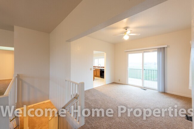 Building Photo - Beautiful Country Home on 1 Acre
