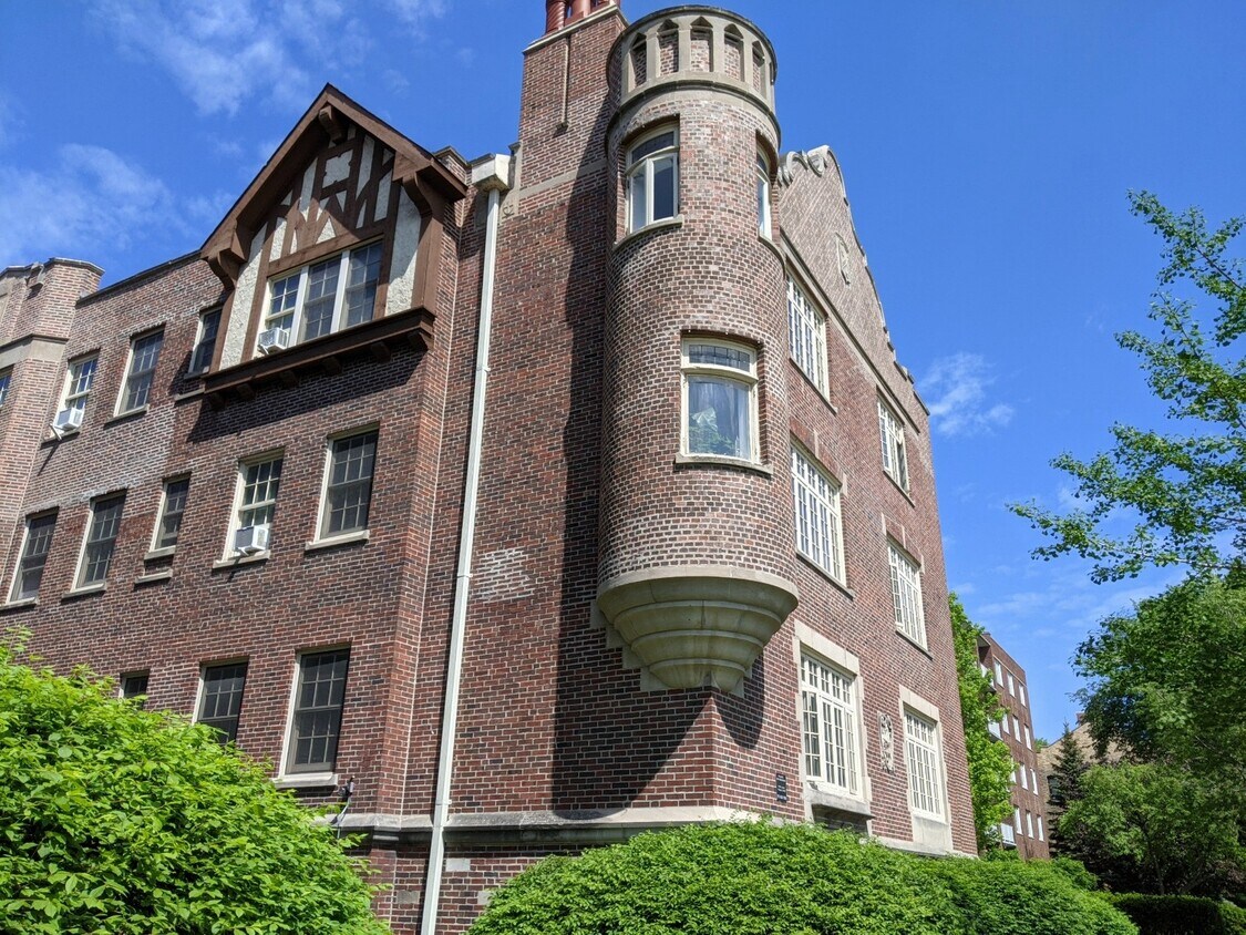 Building Photo - 1111 Lake St