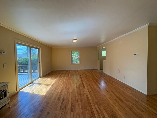 Building Photo - 3+ Bedroom, 2 Bath Gardener's Dream Home in Sunny Blue Lake