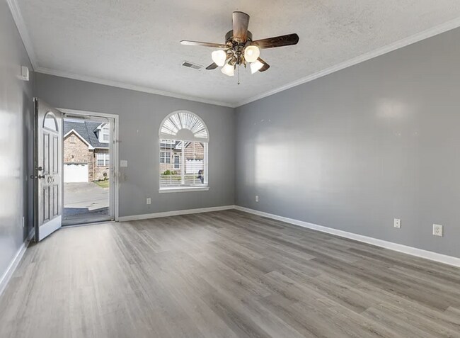 Foto del edificio - Renovated End-Unit Townhome with Spacious Primary Suite