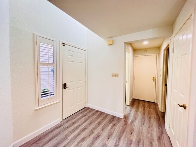 Foto del edificio - Beautiful 3BD/2.5BA Townhome with 1960 Sqf...