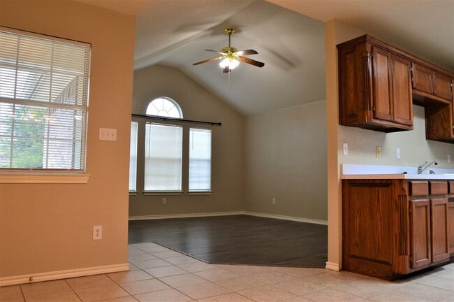 Building Photo - Updated 3-2-2 Home For Lease