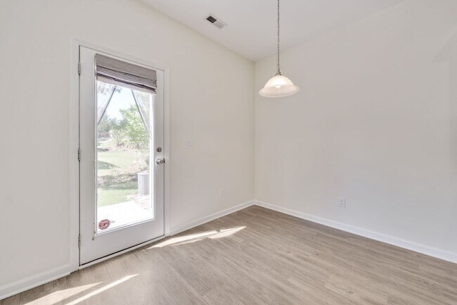 Building Photo - 11 Moss Grove Ln