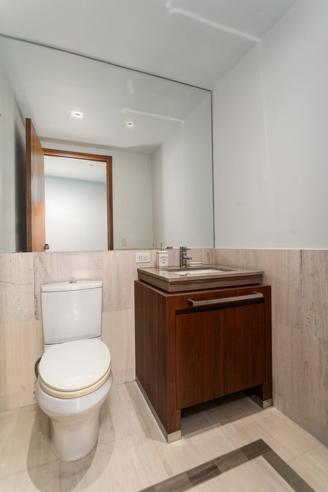 Building Photo - 400 Fith Setai