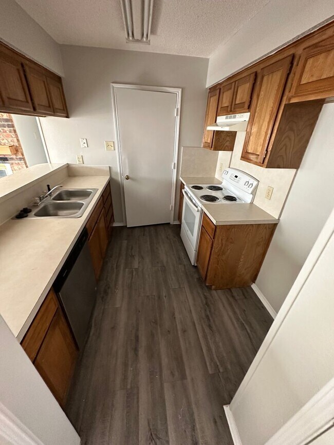 Foto del edificio - $500.00 OFF 1st full rent if you are ready to move NOW! Full brick 2 bed 2 bath Covered Carport a...