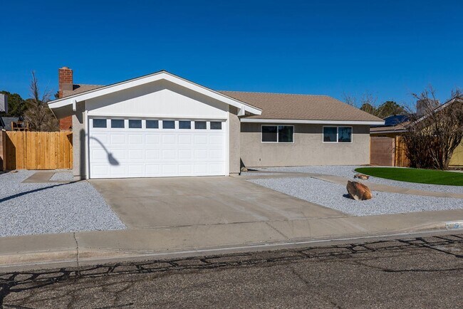 Building Photo - 4 Bedroom Pool Home w/ Dual Cooling!