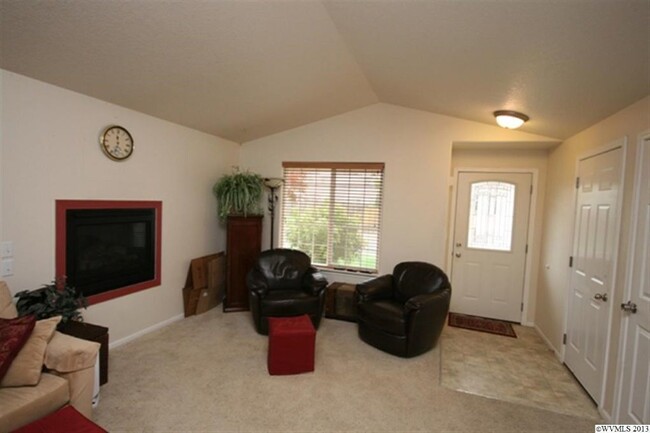 Foto del edificio - 3 bed 2 bath Lexington home with 3 car gar...