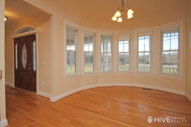 Foto del edificio - Peaceful One-Level Living with Mountain Views