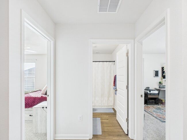 Foto del edificio - 8775 Clearbrook Dr