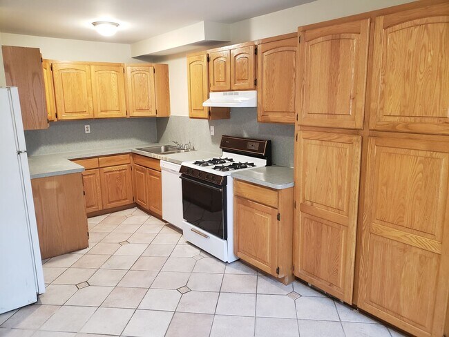 Foto del edificio - 1420 Candlewood Three Bedroom, 1 Bathroom,...