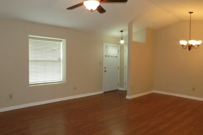 Building Photo - 2BR/2BA Townhome