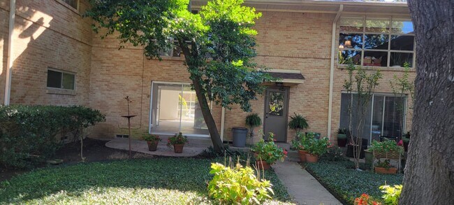 Building Photo - 6123 Bandera Ave