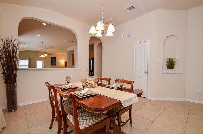 Building Photo - 614 W Newport Bend