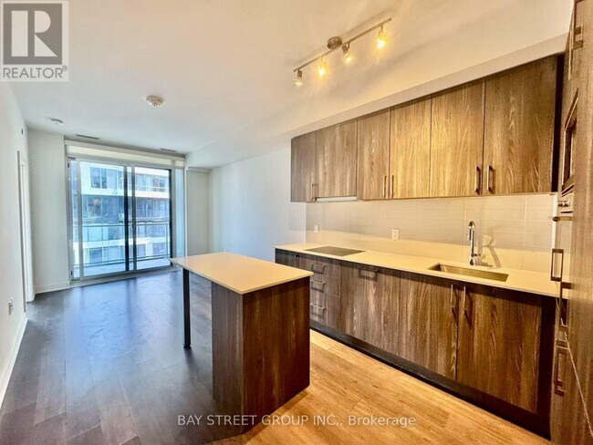 Photo du bâtiment - 27-1527 Bathurst St