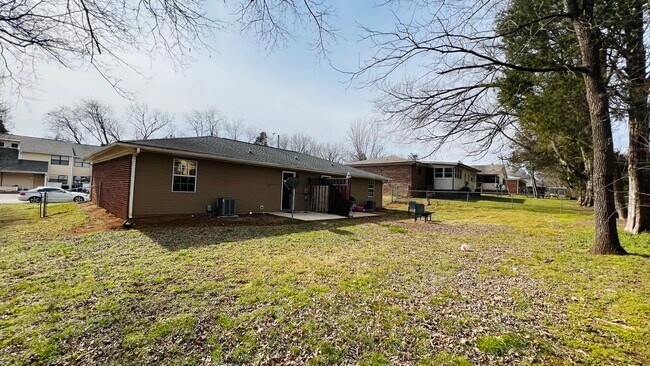 Parte posterior - 710 Village Green Dr NW