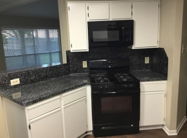 Foto del edificio - 1703 Oak Meadow Dr