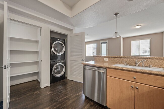 Foto del edificio - Luxury 2 Bedroom, 2.5 Bath Townhome Near D...