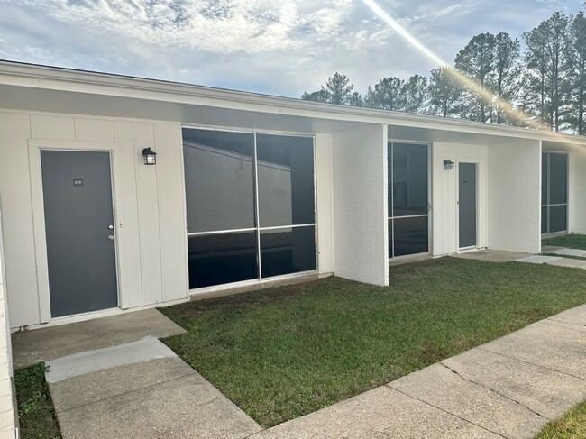 Building Photo - Courtyard Apartment Homes