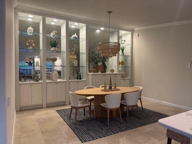 Building Photo - ** SEASONAL RENTAL AVAILABLE DEC-APRIL AT ...