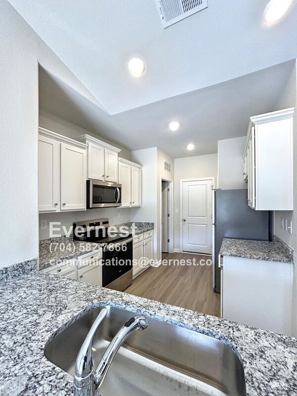 Foto del edificio - 221 Aniston Ln