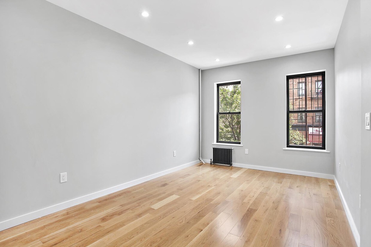 Primary Photo - 482 Tompkins Avenue