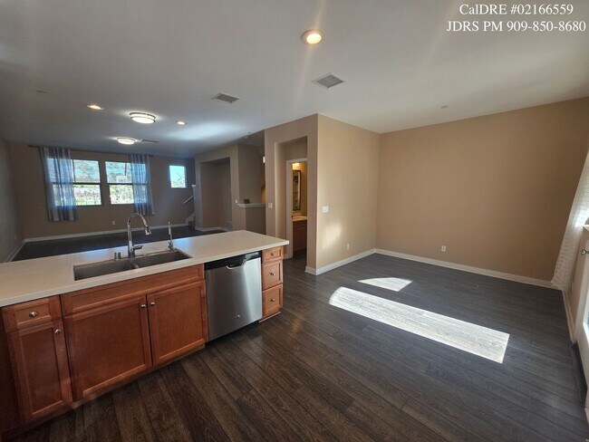 Building Photo - Bellflower 3 Bedroom Townhouse