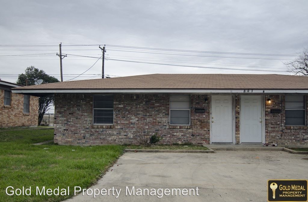 Primary Photo - 807 Pecan Cir