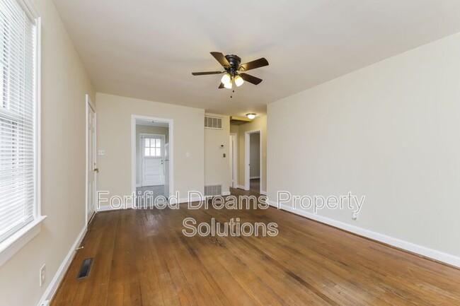 Building Photo - 2802 Robin Hood Dr