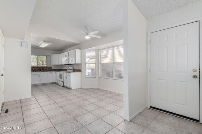 Building Photo - 3025 E Woodland Dr