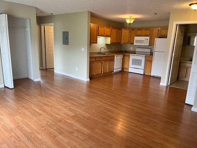 Interior Photo - Lakepointe